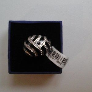 Sophisticated NWOT cubic zirconia dome ring